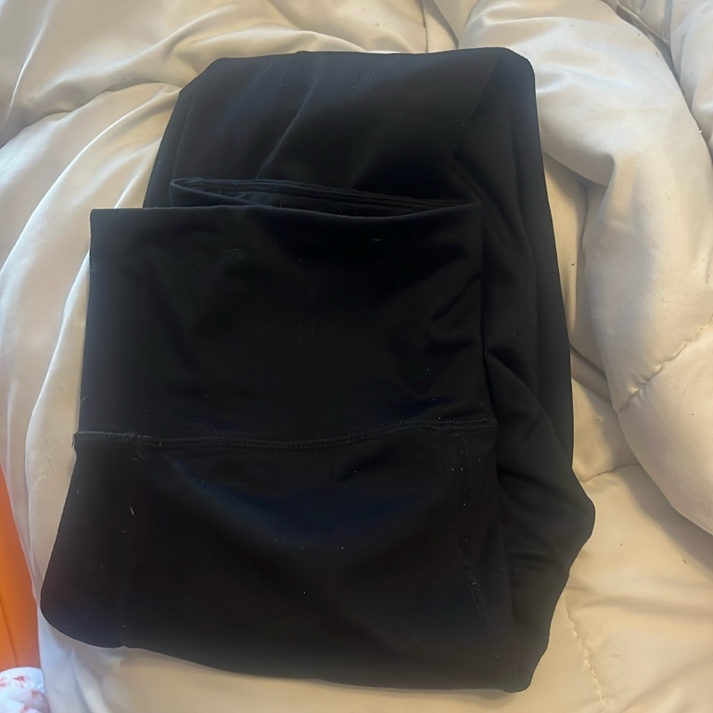 Medium black leggings with side pocket, athletic or casual wear